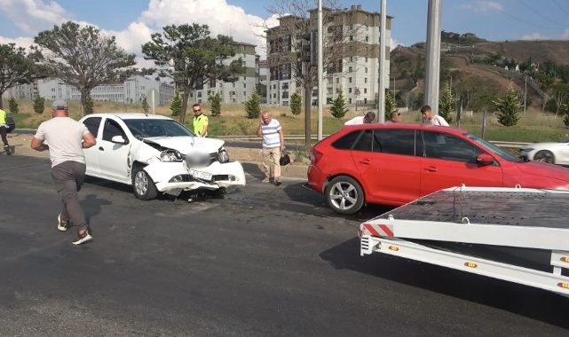 Kırmızı ışıkta bekleyen araca çarptı! 3 yaralı
