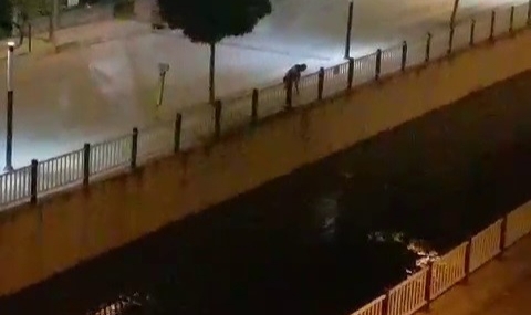 Kızılırmak’tan kovalarla su çekerek ağaçları suladı