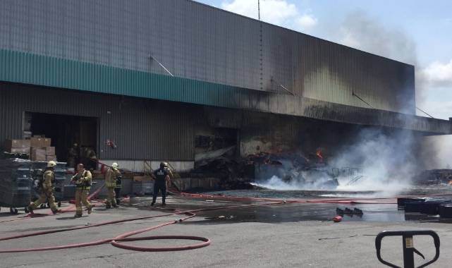 Kocaeli'de zincir market deposunda yangın