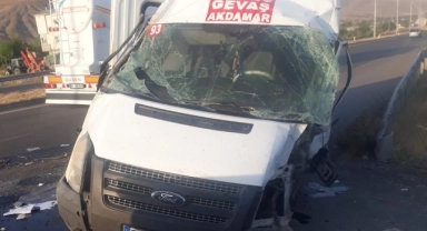 Kontrolden çıkan minibüs refüje girdi