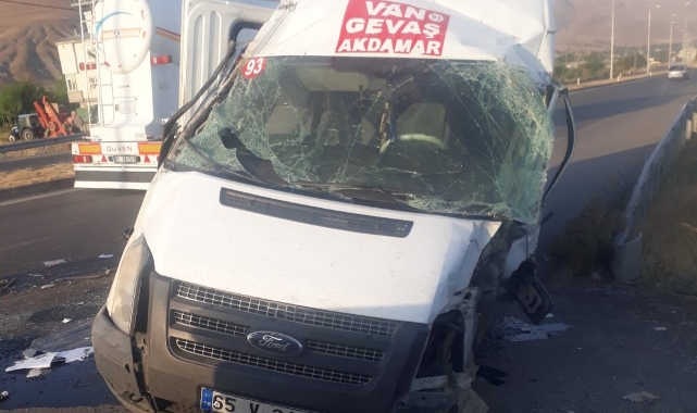 Kontrolden çıkan minibüs refüje girdi