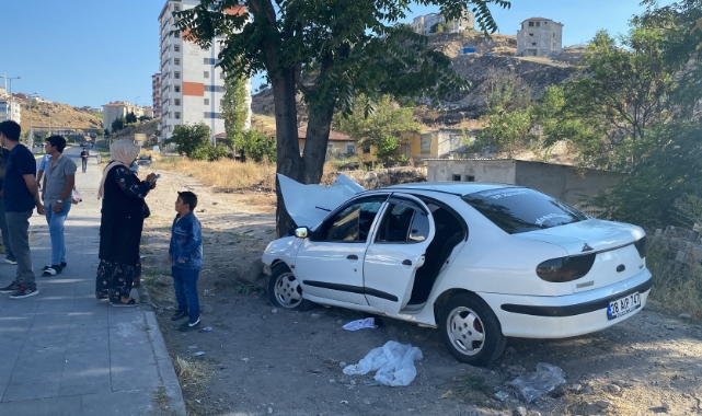 Kontrolden çıkan otomobil ağaca çarparak durabildi