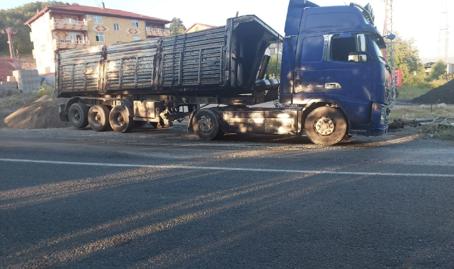 Kontrolden çıkan TIR'ın dorsesi yan yattı
