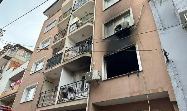 Korkutan apartman yangını! Çatıya sığınan 5 kişi kurtarıldı