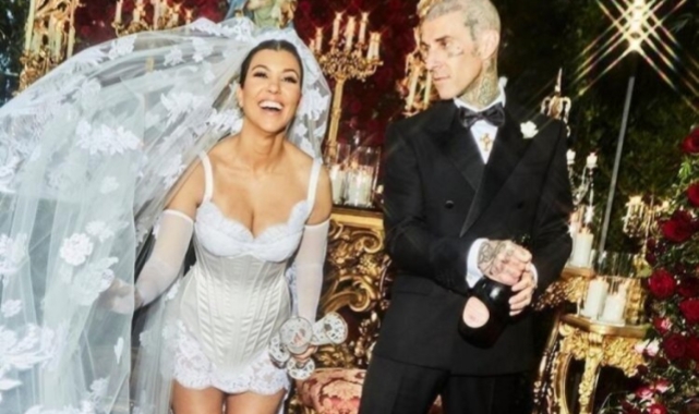 Kourtney Kardashian'ın karnı burnunda kamera karşısına geçti