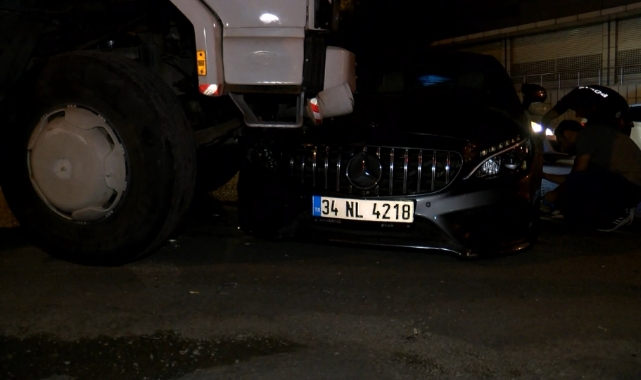 Kurşunlanan otomobil kamyona çarptı