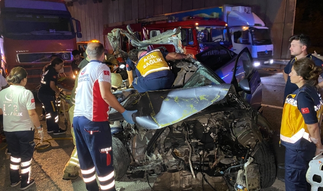 Makas atan sürücü kamyona çarptı: 2 yaralı