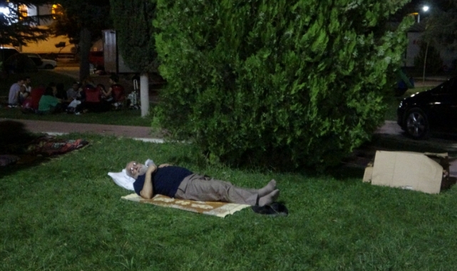 Malatyalılar park ve bahçelerde sabahlıyor