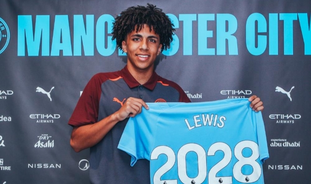 Manchester City, Rico Lewis'in sözleşmesini 2028 yılına kadar uzattı
