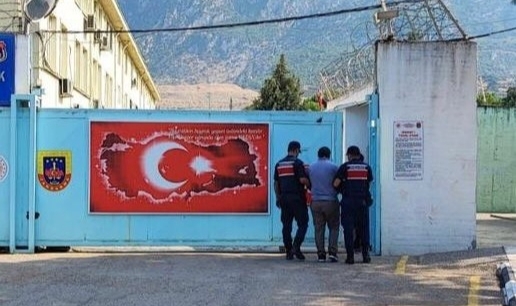 Manisa'da 11 ayrı suçtan aranıyordu! Yakalandı