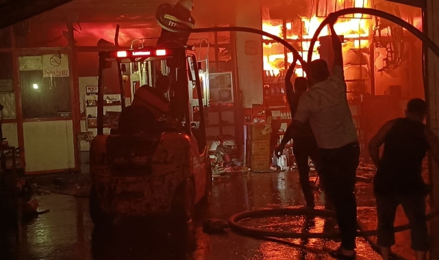 Manisa'da çıkan yangında 3 işyeri küle döndü