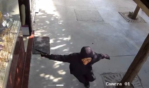 Maskeli şüpheliler kuyumcuyu bastı!