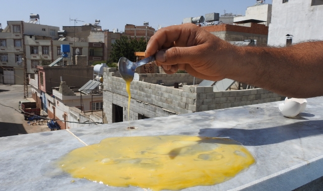 Mermerin üzerinde yumurta pişirdi