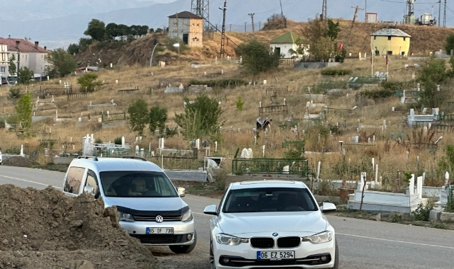 Mezarlıkta yer kalmadı, mezarlar yola taştı