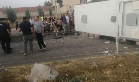 Midibüs devrildi! 30'a yakın yaralı var
