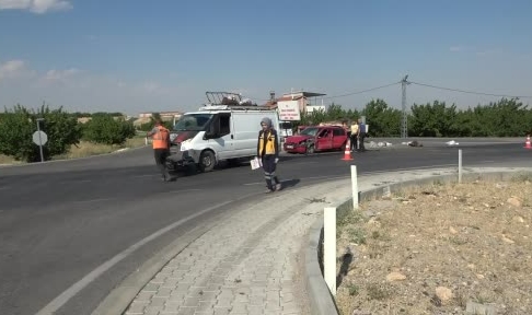 Minibüs ile otomobil çarpıştı! 1 yaralı