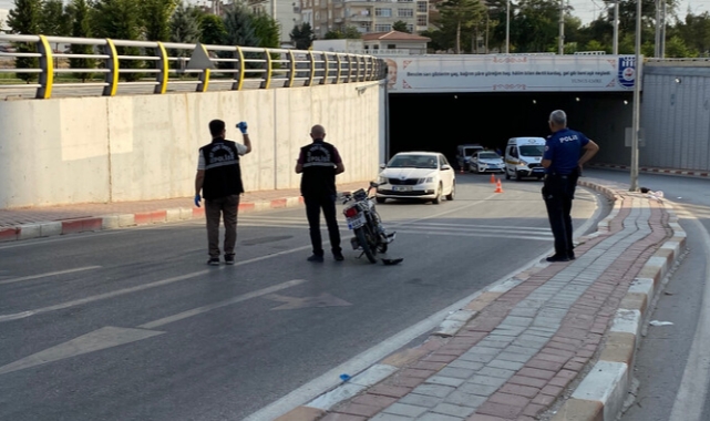 Motosiklet aydınlatma direğine çarptı! 1 ölü, 1 yaralı