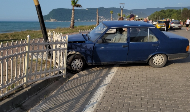 Motosiklet ile otomobil çarpıştı