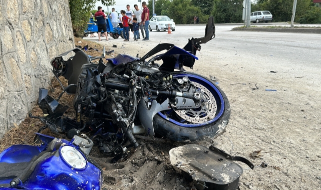 Motosiklet ile patpat çarpıştı