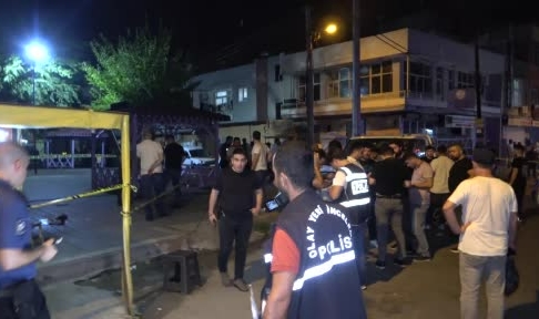 Motosikletle gelip 4 kişiyi kurşun yağmuruna tuttular
