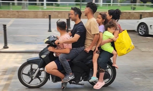 Motosiklette tehlikeli yolculuk