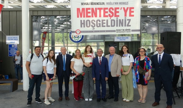 Muğla'da üniversite öğrencilerine karanfilli karşılama