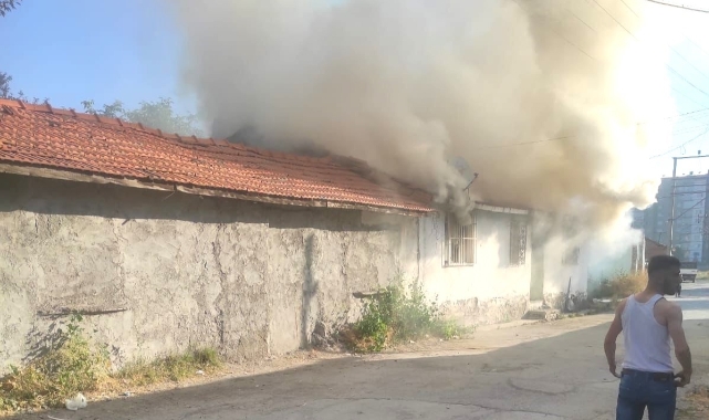 Müstakil evden dumanlar yükseldi