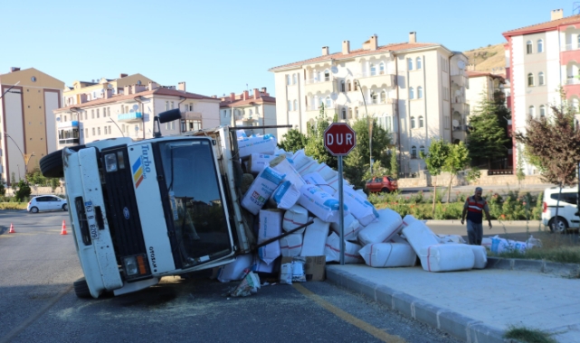 Nevşehir'de saman yüklü kamyon devrildi