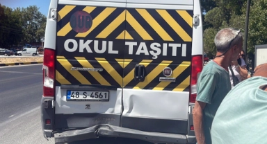 Öğrenci servisine kamyonet çarptı