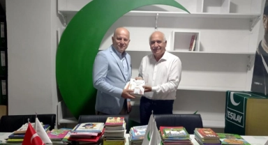 Okuduğu kitapları bağışladı