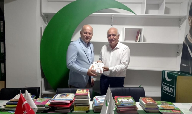 Okuduğu kitapları bağışladı