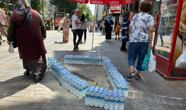 Önce beton döktü, sonra su şişeleri ile çevreledi!