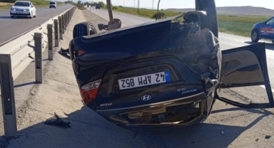 Önce takla attı sonra refüje devrildi!