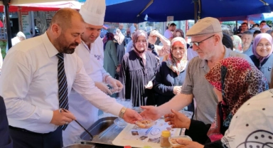 Orhaneli Belediyesi'nden vatandaşlara aşure ikramı