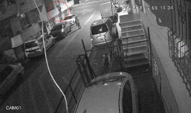 'Örümcek Adam' gibi tırmanarak telefonu çaldı