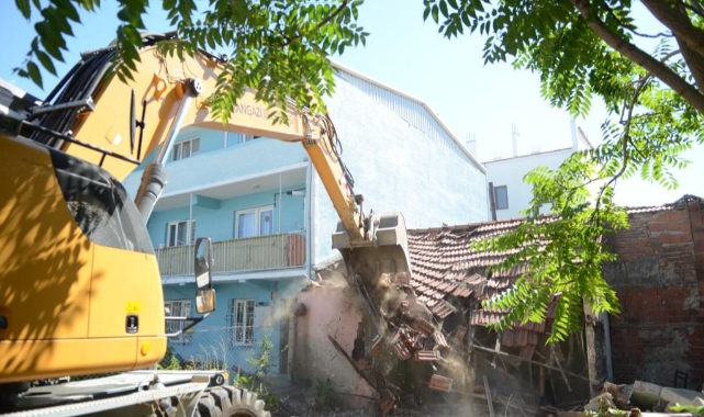 Osmangazi'de metruk binalar yıkılıyor
