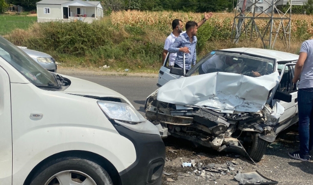 Osmaniye'de iki araç kafa kafaya çarpıştı