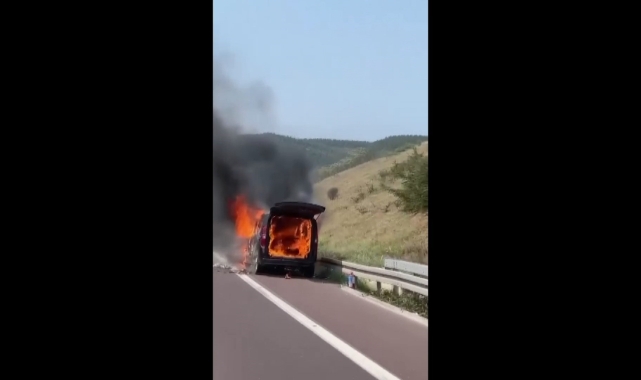 Otobanda araç alev topuna döndü