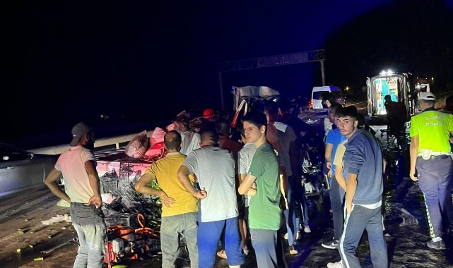 Otobüse çarpan pikap paramparça oldu: 2 yaralı
