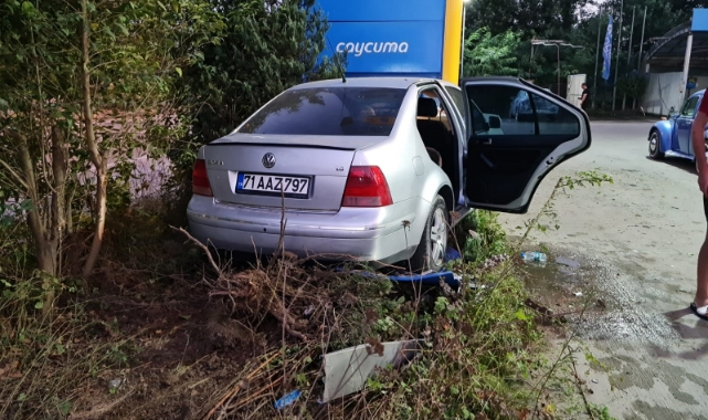 Otomobil akaryakıt istasyonun panosuna çarptı