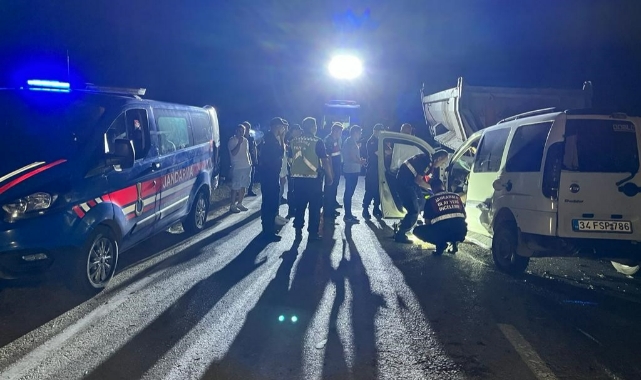 Otomobil, arıza yapan hafriyat kamyonuna çarptı: 1 ölü