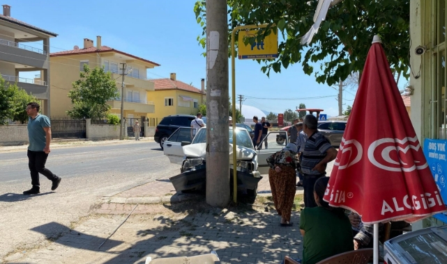Otomobil elektrik direğine çarptı: 1 ölü, 3 yaralı