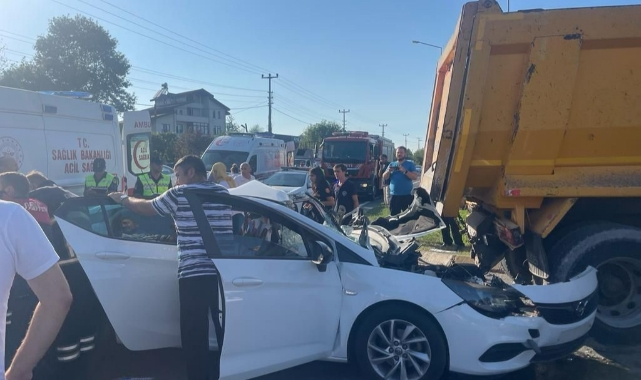 Otomobil hafriyat kamyonuna saplandı: 6 yaralı