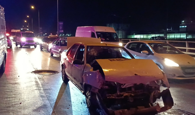 Otomobil, kırmızı ışıkta duran araca çarptı