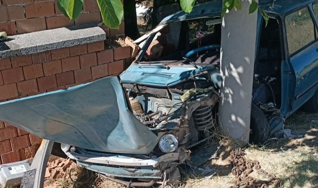 Otomobil önce duvara, ardından aydınlatma direğine çarptı