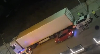 Otomobil park halindeki TIR'a çarptı