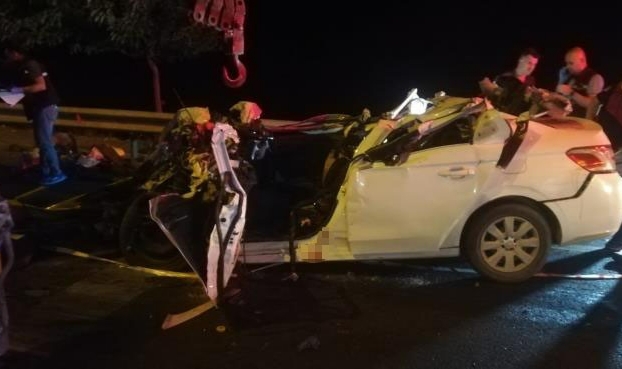 Otomobil TIR'a arkadan çarptı: 2 ölü