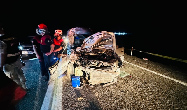 Otomobil, traktörün altına girdi! 1 ölü 3 yaralı