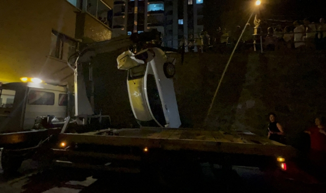 Otomobil yol ile apartman arasındaki boşluğa düştü