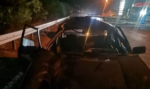 Otomobil yola fırlayan katıra çarptı